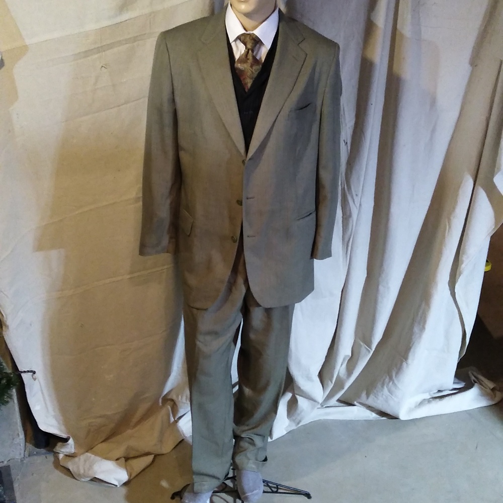 Like New 3 piece Kenneth Norton 100% polyester size 48L suit, pants  size W44(L)